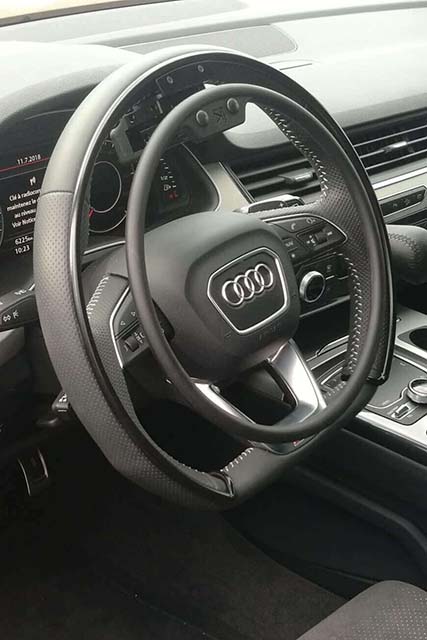 Intérieur d'Audi Q7 avec cercle KS sur le volant, accessoire pour TPMR.