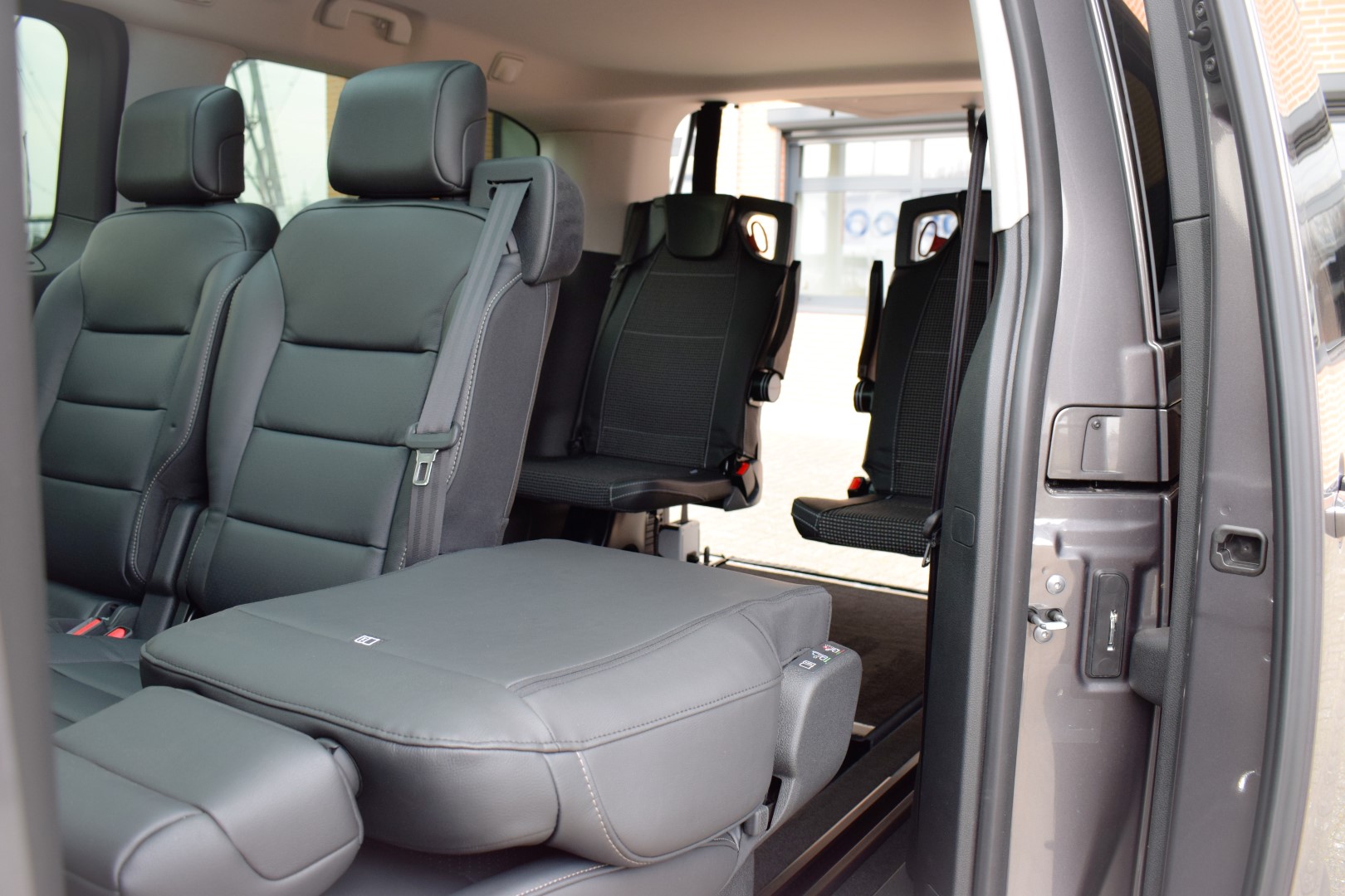 Citroen-Jumpy-TPMR Vehicule Accessible Fauteuil Roulant Interieur avec 2 sièges individuels en rang 3