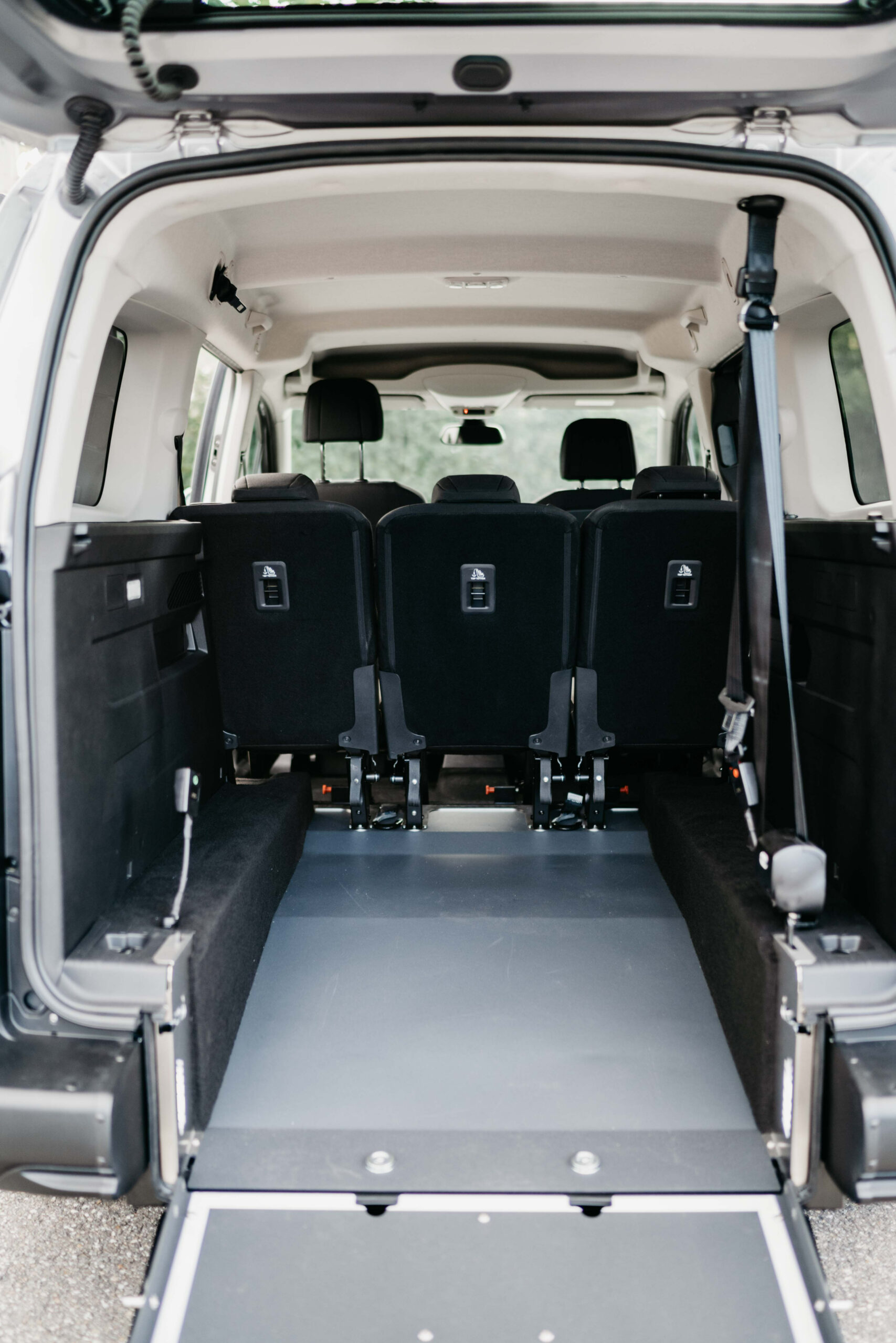 Vehicule Accessible Fauteuil Roulant Interieur Intérieur d'un véhicule accessible en fauteuil roulant avec rampe et sièges arrière.