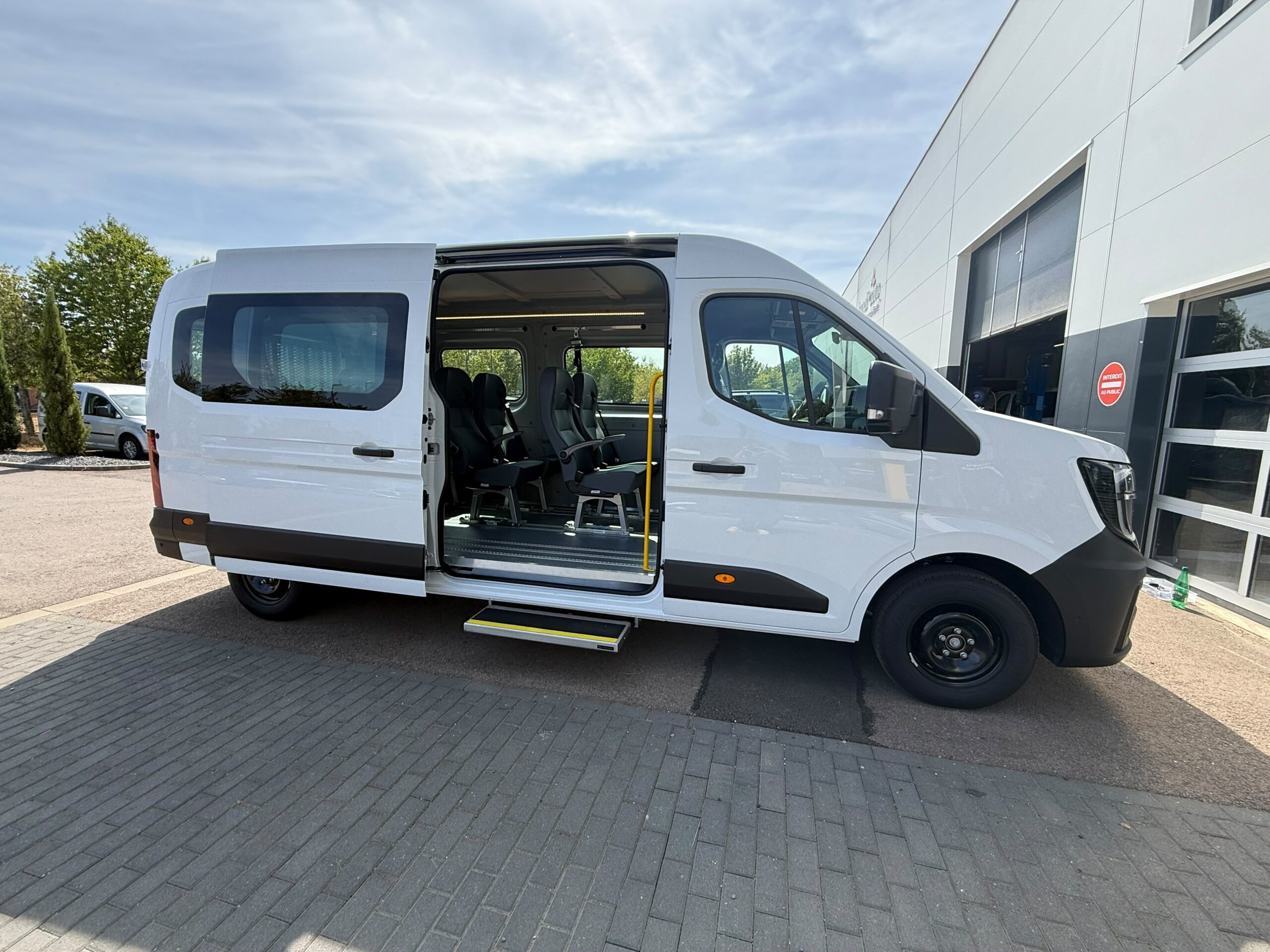 Renault Master L3H2 Tpmr Vue Cote Avec Marche Pied Et Poignee Montoir Sur Porte Laterale