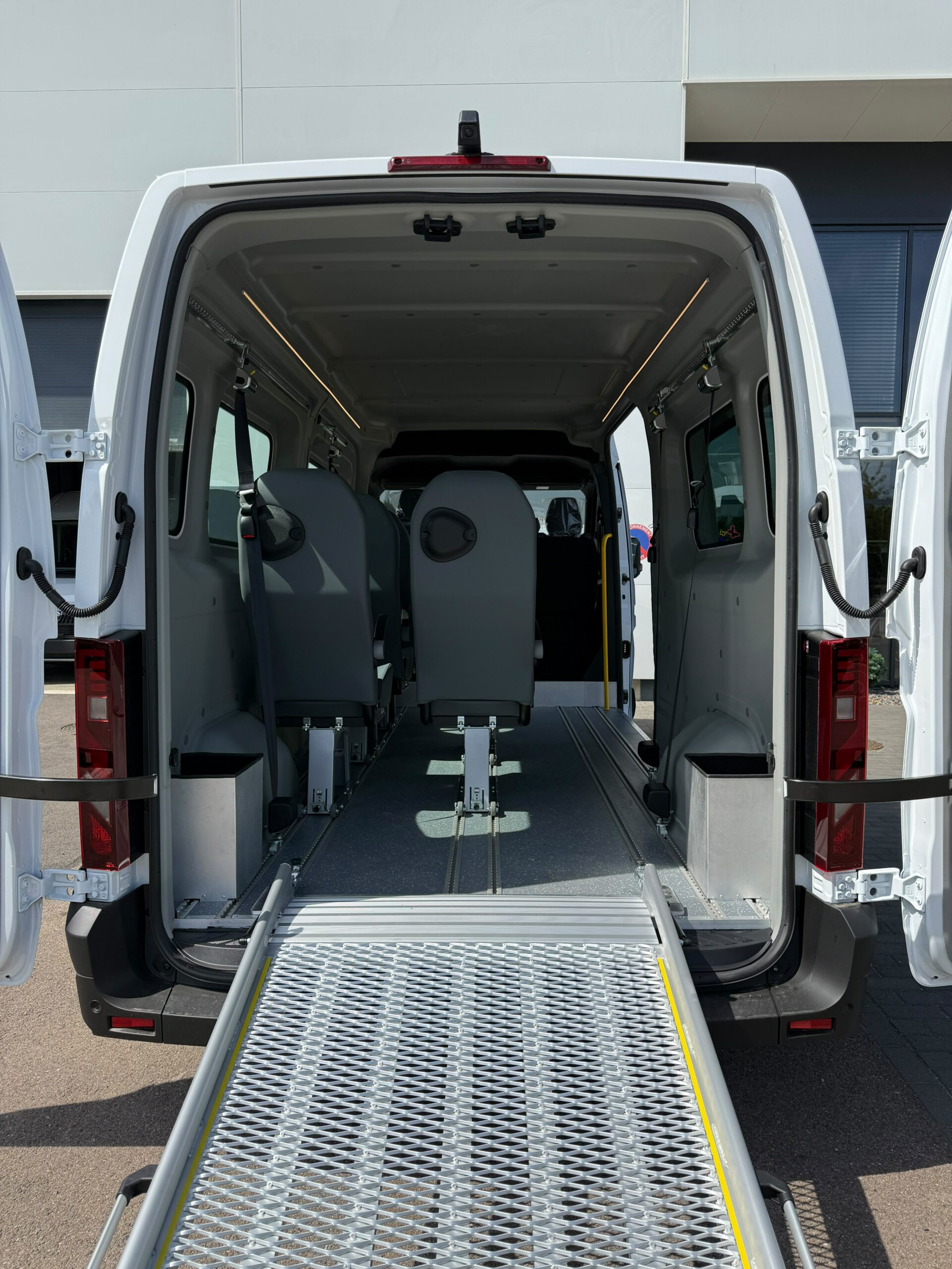 Renault Master L3H2 Tpmr Vue Interieur Avec Rampe Dacces Deployee Pour Fauteuil Roulant