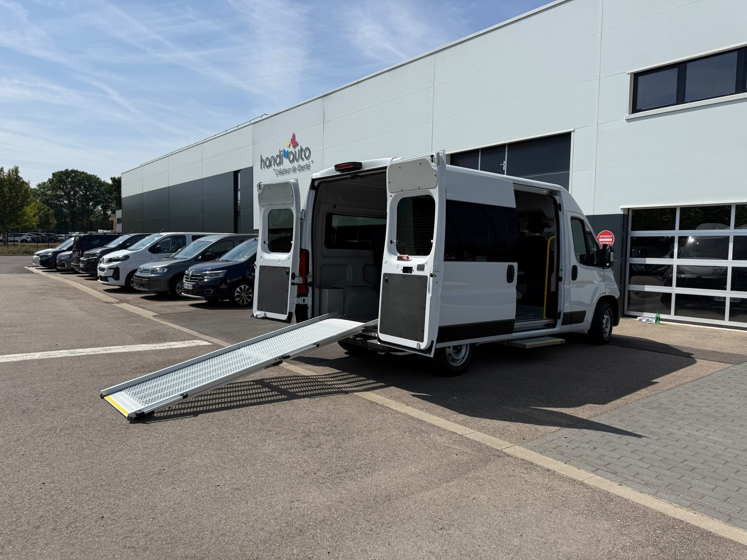 Peugeot Boxer tpmr avec rampe d'accès fauteuil roulant
